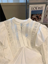 Weiße Neckholder-Bluse mit Cut-Outs und Rüschensaum